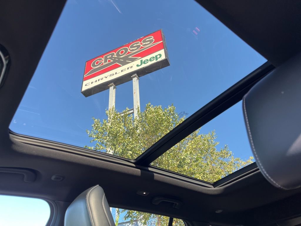 Used 2023 Jeep Grand Cherokee Overland image 4