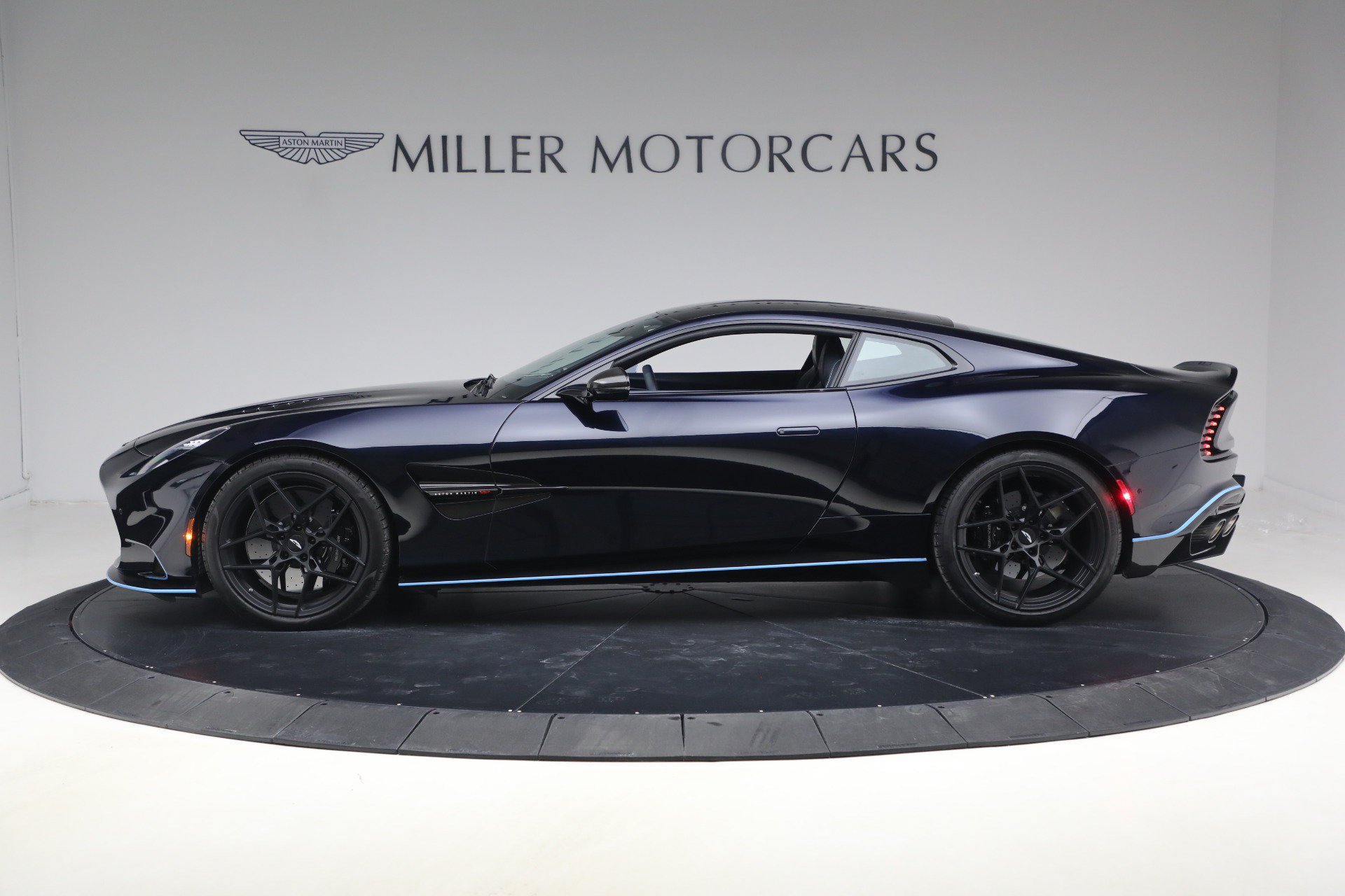 Used 2025 Aston Martin Vanquish RWD image 3