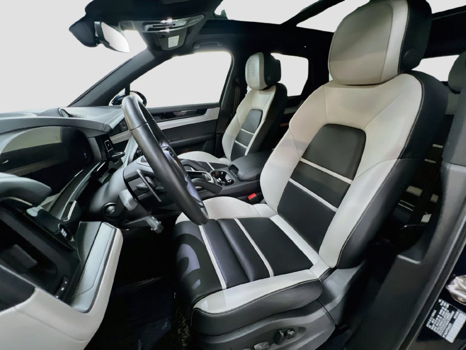 Certified 2026 Porsche Cayenne AWD/4WD image 5