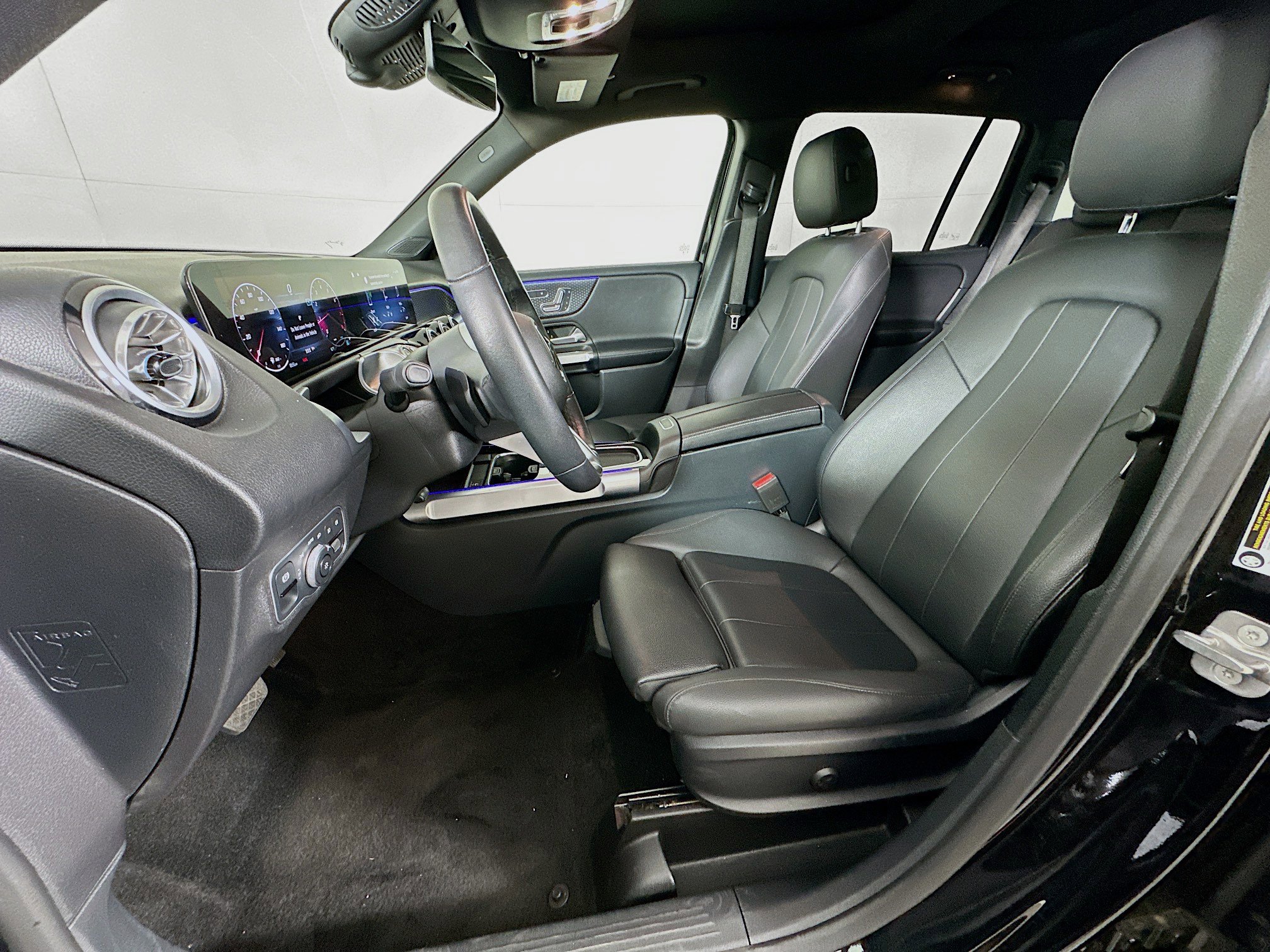 Used 2025 Mercedes-Benz GLB 250 4MATIC image 13