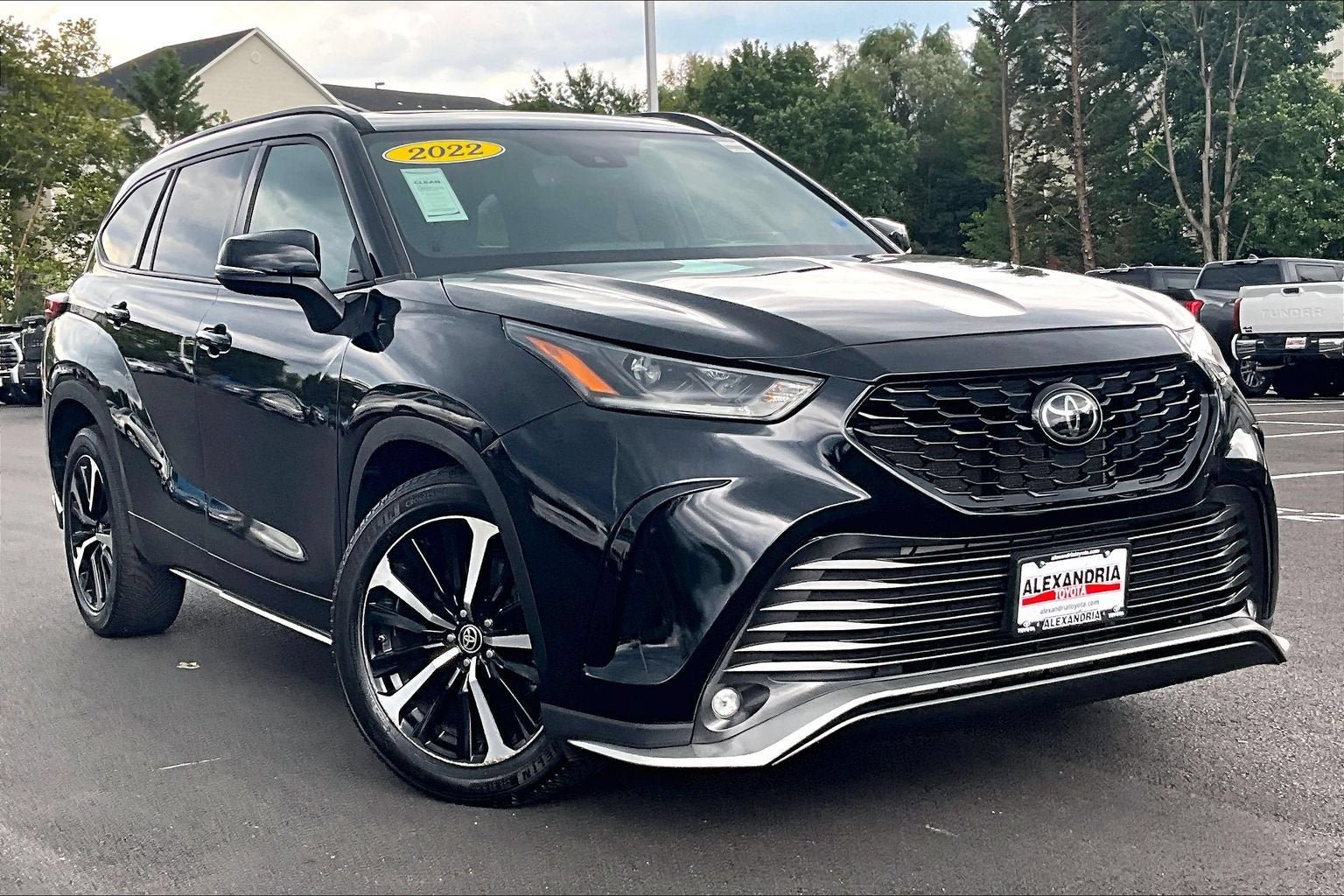 Used 2022 Toyota Highlander XSE AWD/4WD image 2