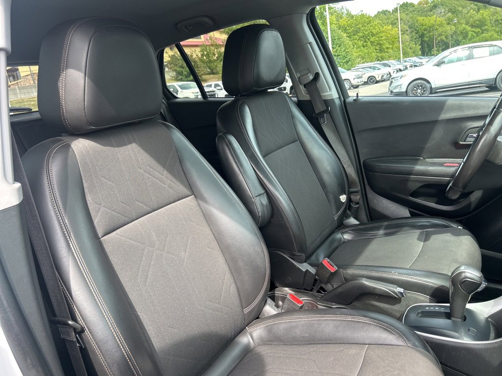 Used 2022 Chevrolet Trax LT w/ LT Convenience Package image 41