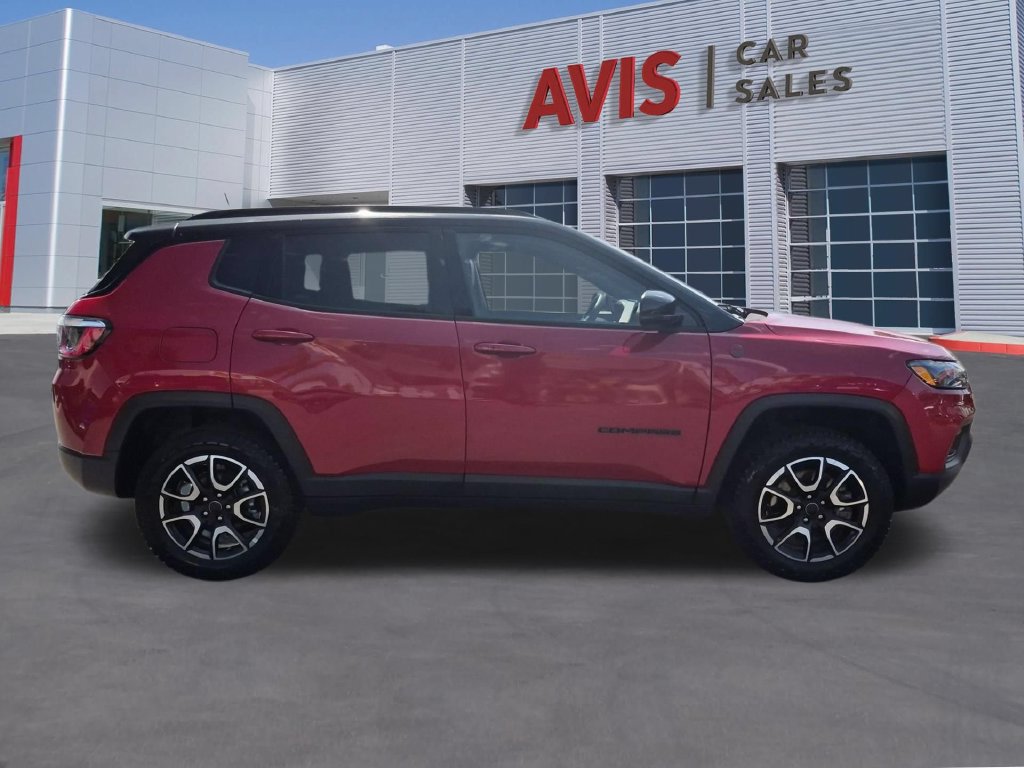 Used 2025 Jeep Compass Trailhawk AWD/4WD image 5