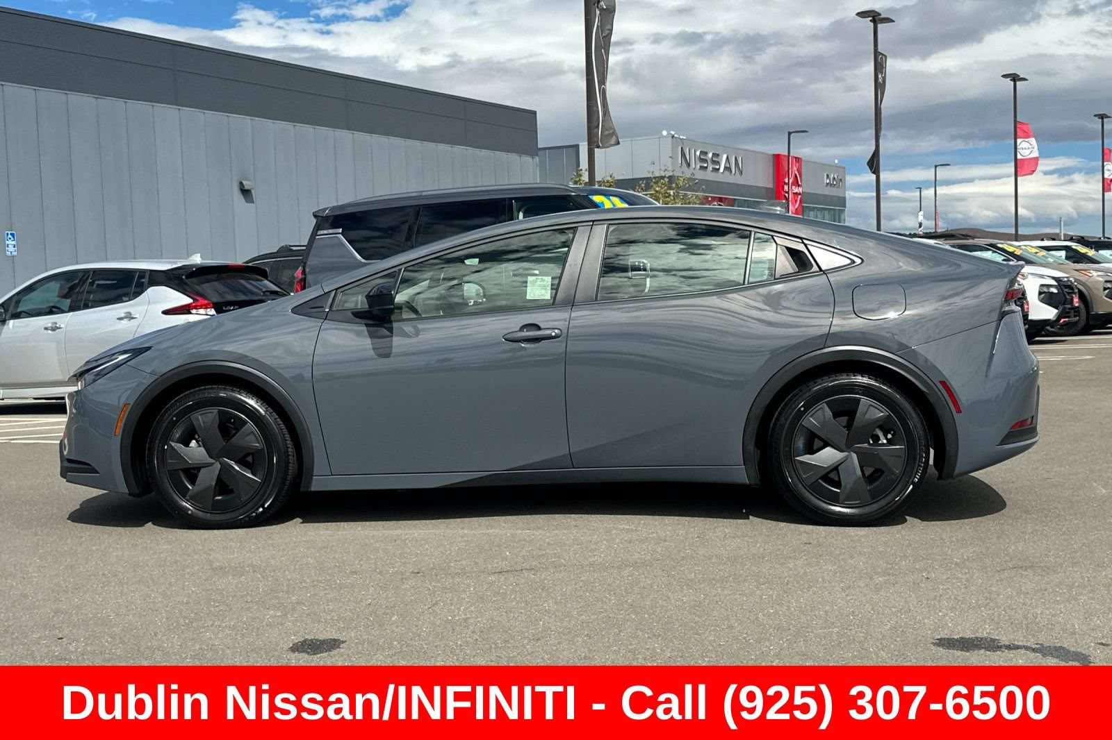 Used 2025 Toyota Prius LE FWD image 7