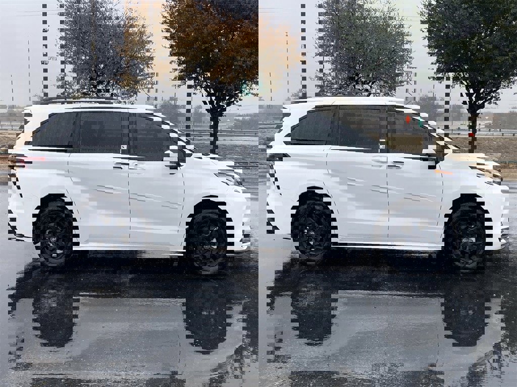 New 2026 Toyota Sienna XLE Woodland Edition image 4