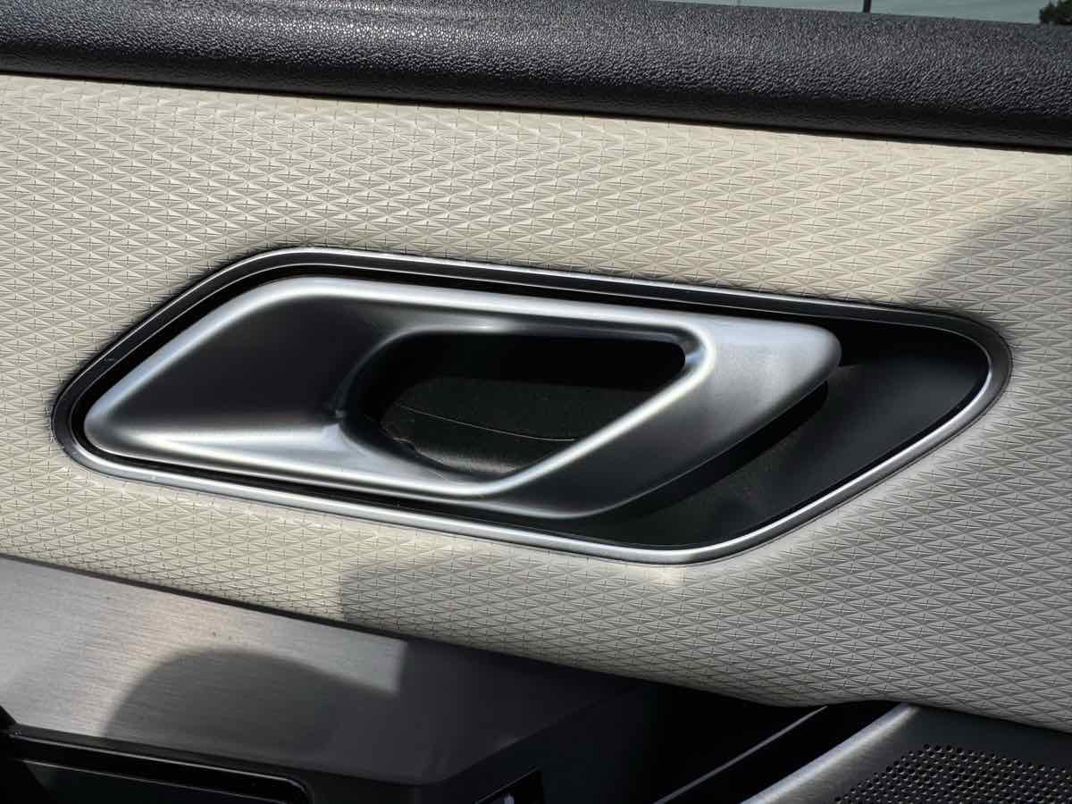 Used 2020 Land Rover Range Rover Velar R-Dynamic S image 47