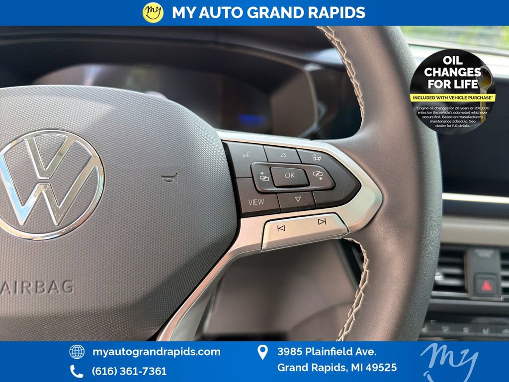 Used 2024 Volkswagen Taos SE w/ Panoramic Sunroof Package AWD/4WD image 16