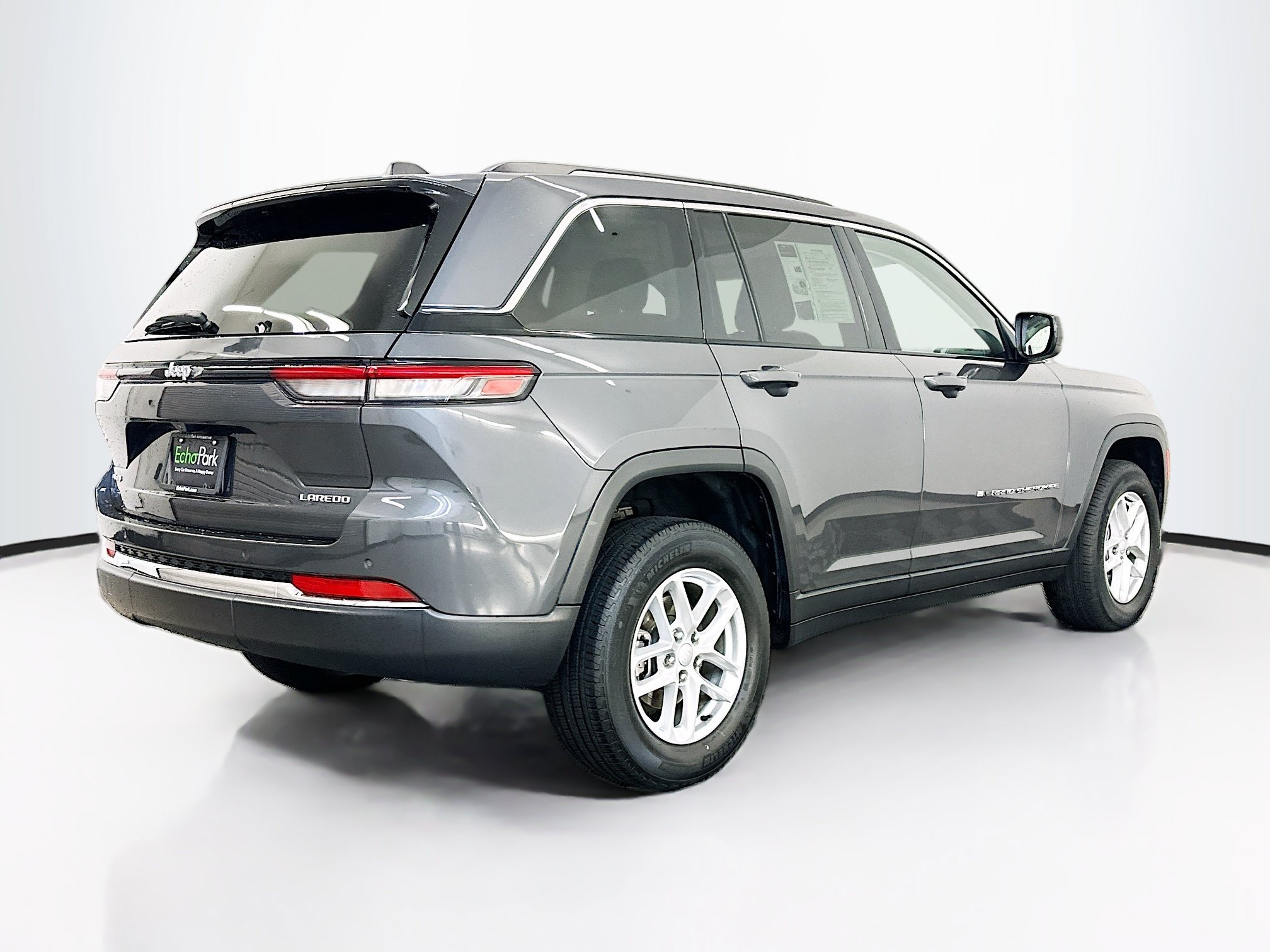Used 2023 Jeep Grand Cherokee Laredo X AWD/4WD image 9