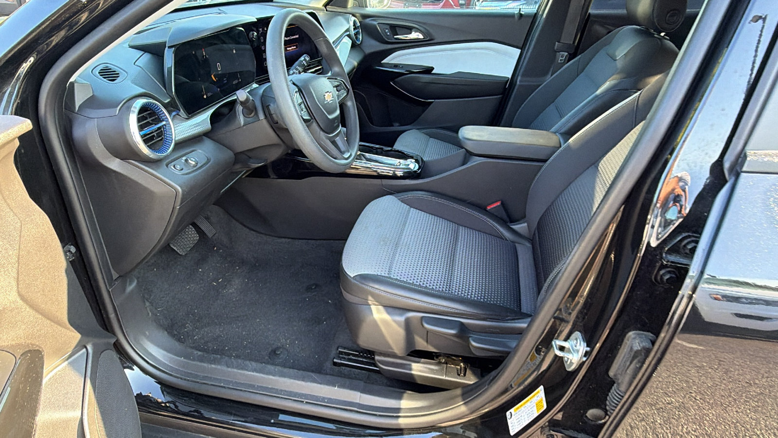 Used 2025 Chevrolet Trax LT FWD image 16