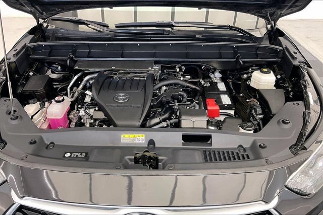 Used 2024 Toyota Highlander XLE FWD image 9