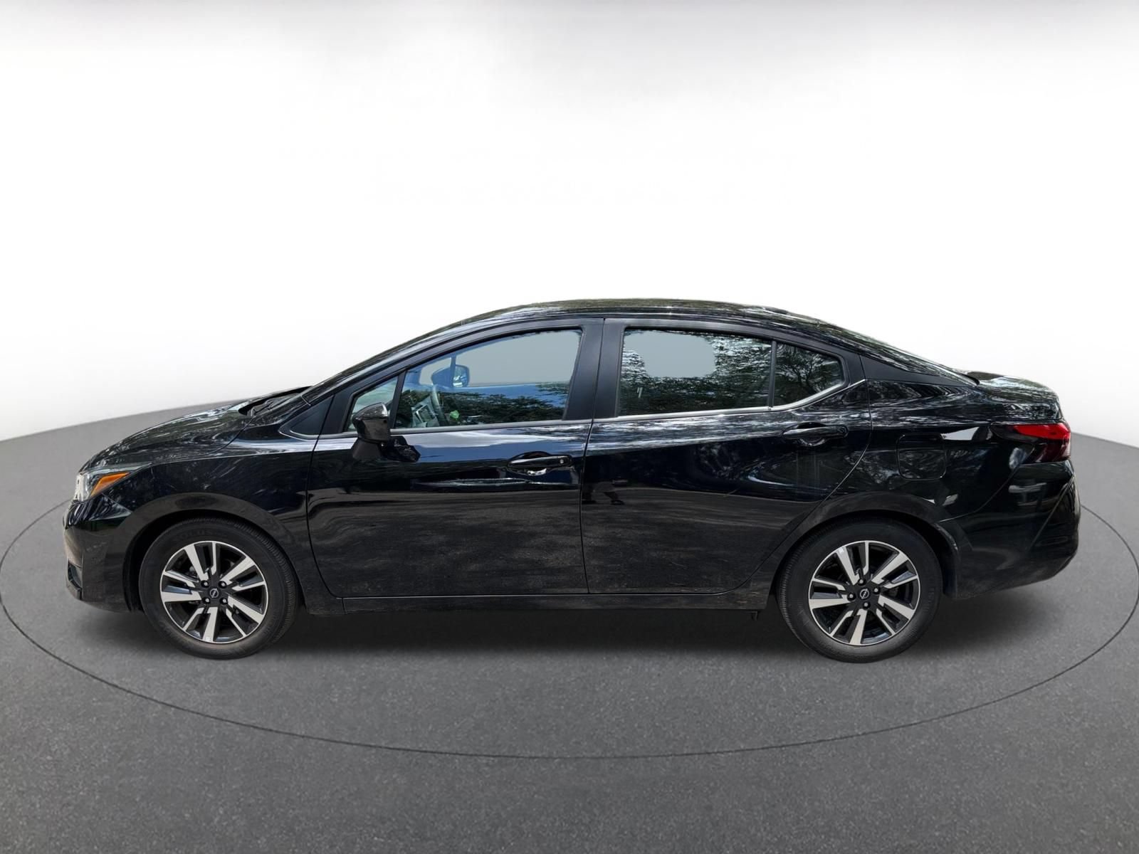 Used 2025 Nissan Versa SV FWD image 4