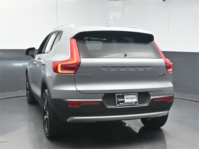 Used 2025 Volvo XC40 B5 Core image 6
