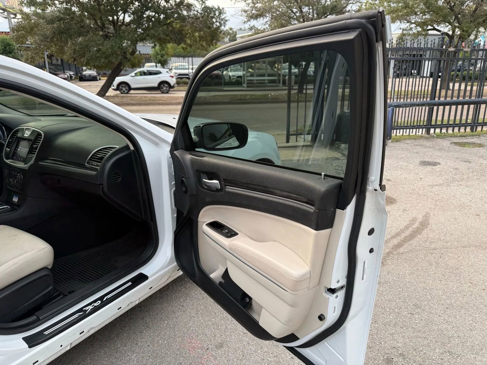 Used 2022 Chrysler 300 Touring w/ Sport Appearance Package RWD image 11