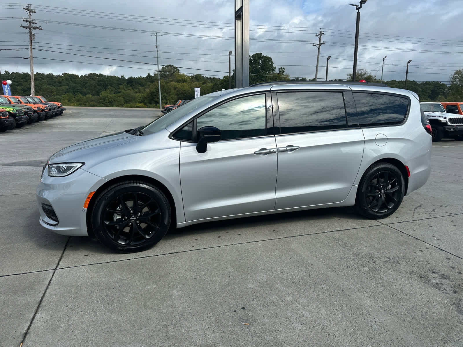 New 2026 Chrysler Pacifica Limited image 2
