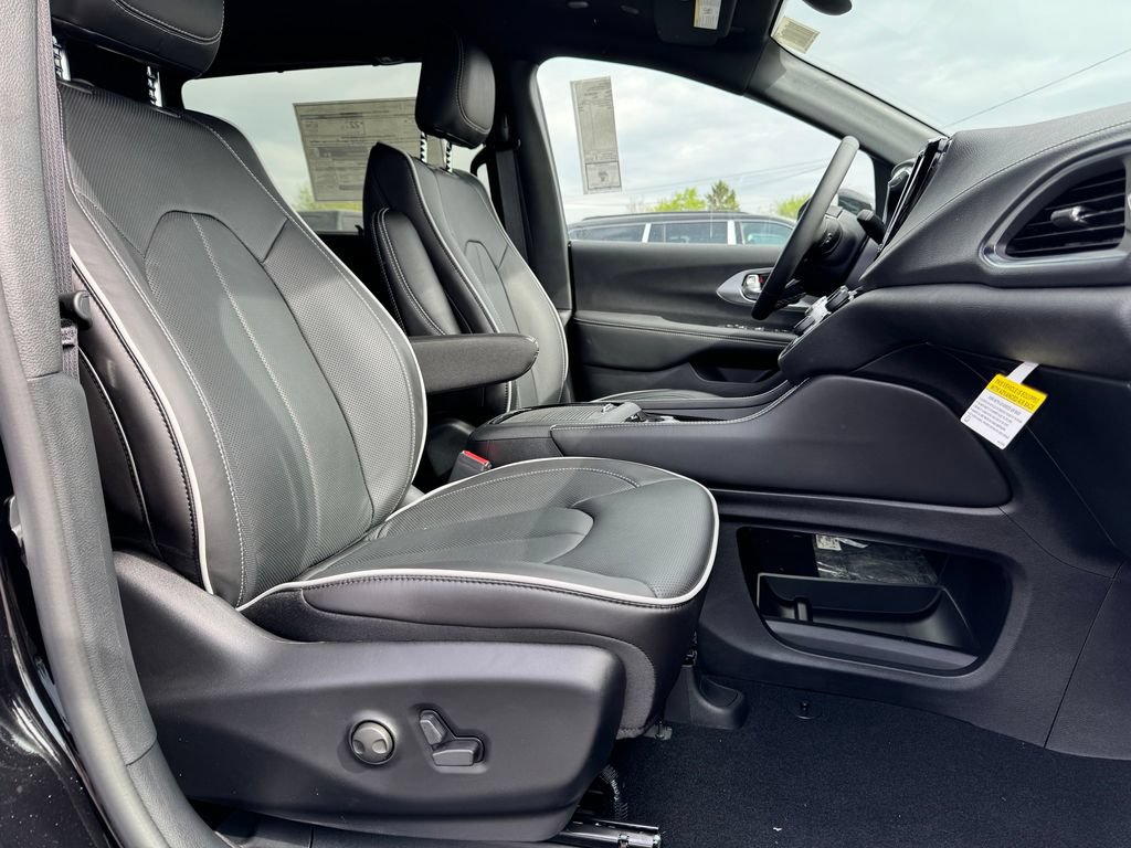 New 2026 Chrysler Pacifica Limited FWD image 10