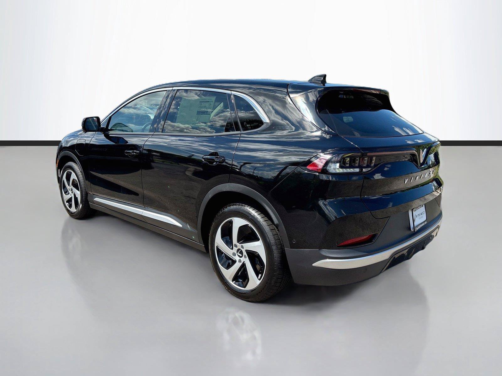 New 2027 VinFast VF 8 Eco AWD/4WD image 5