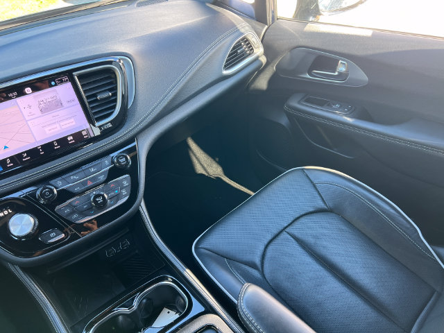 Used 2025 Chrysler Pacifica Limited FWD image 38
