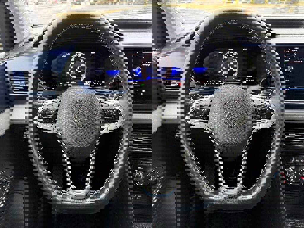 Used 2023 Volkswagen Taos SE w/ Panoramic Sunroof Package image 12