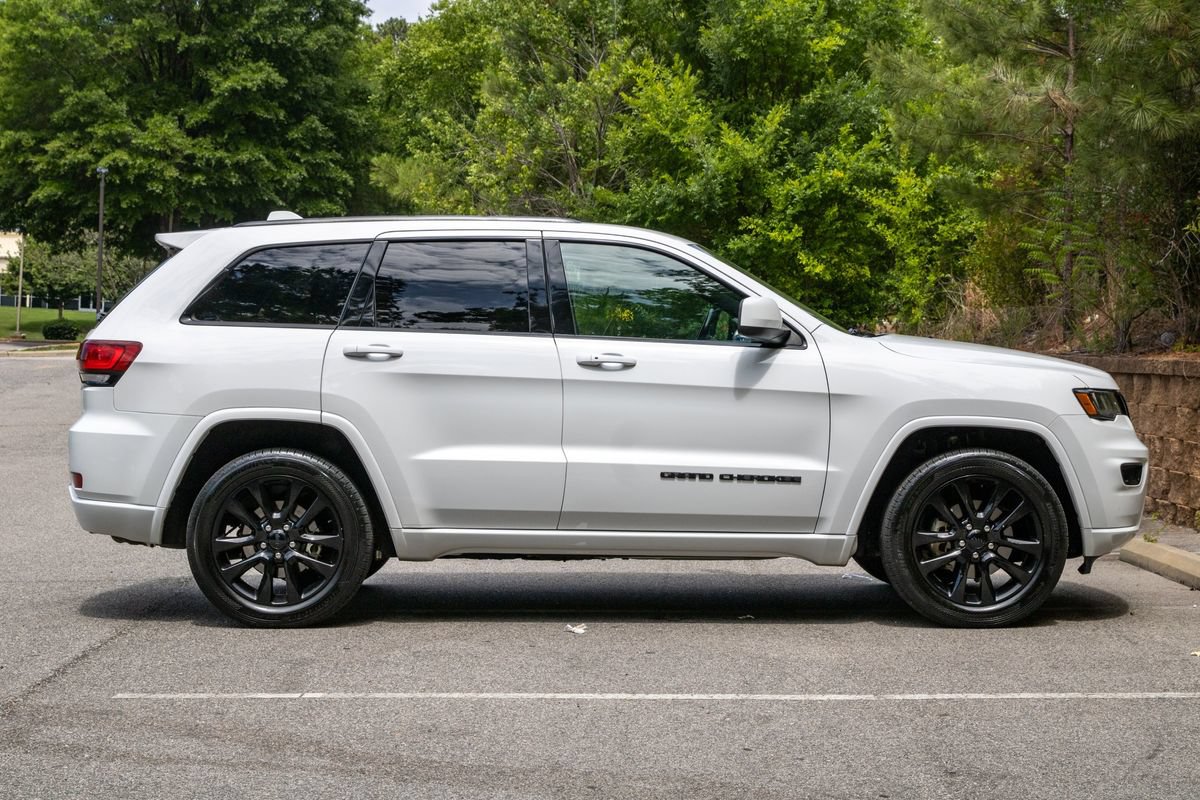Used 2020 Jeep Grand Cherokee Altitude RWD image 4