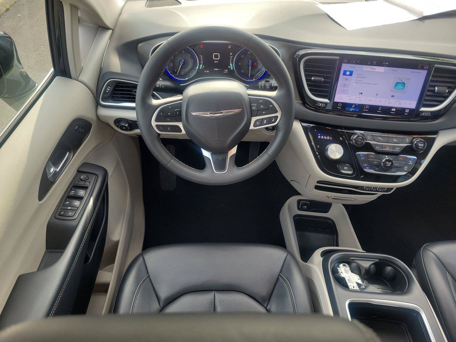 Used 2024 Chrysler Pacifica Touring-L FWD image 11