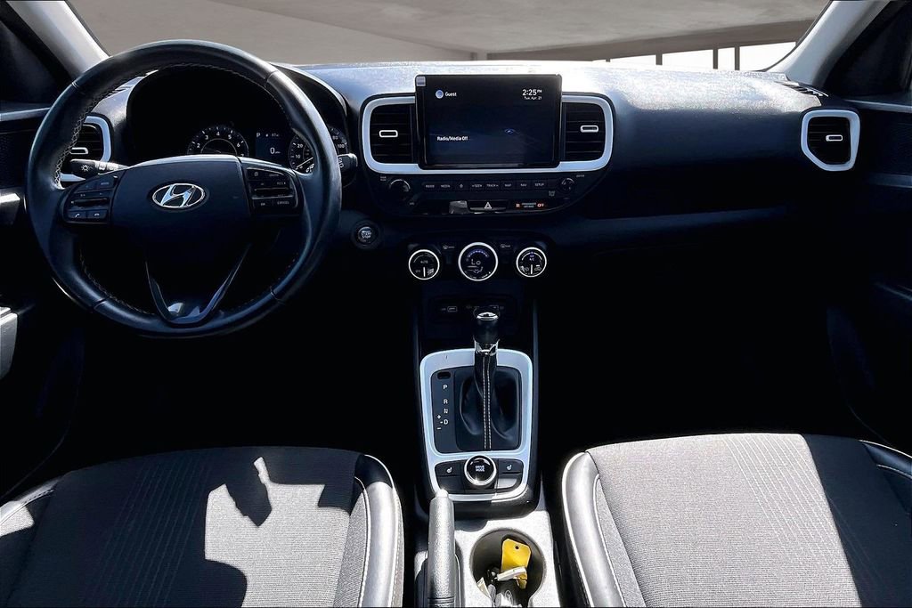 Used 2022 Hyundai Venue Limited FWD image 18