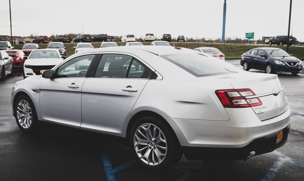 Used 2018 Ford Taurus Limited image 8