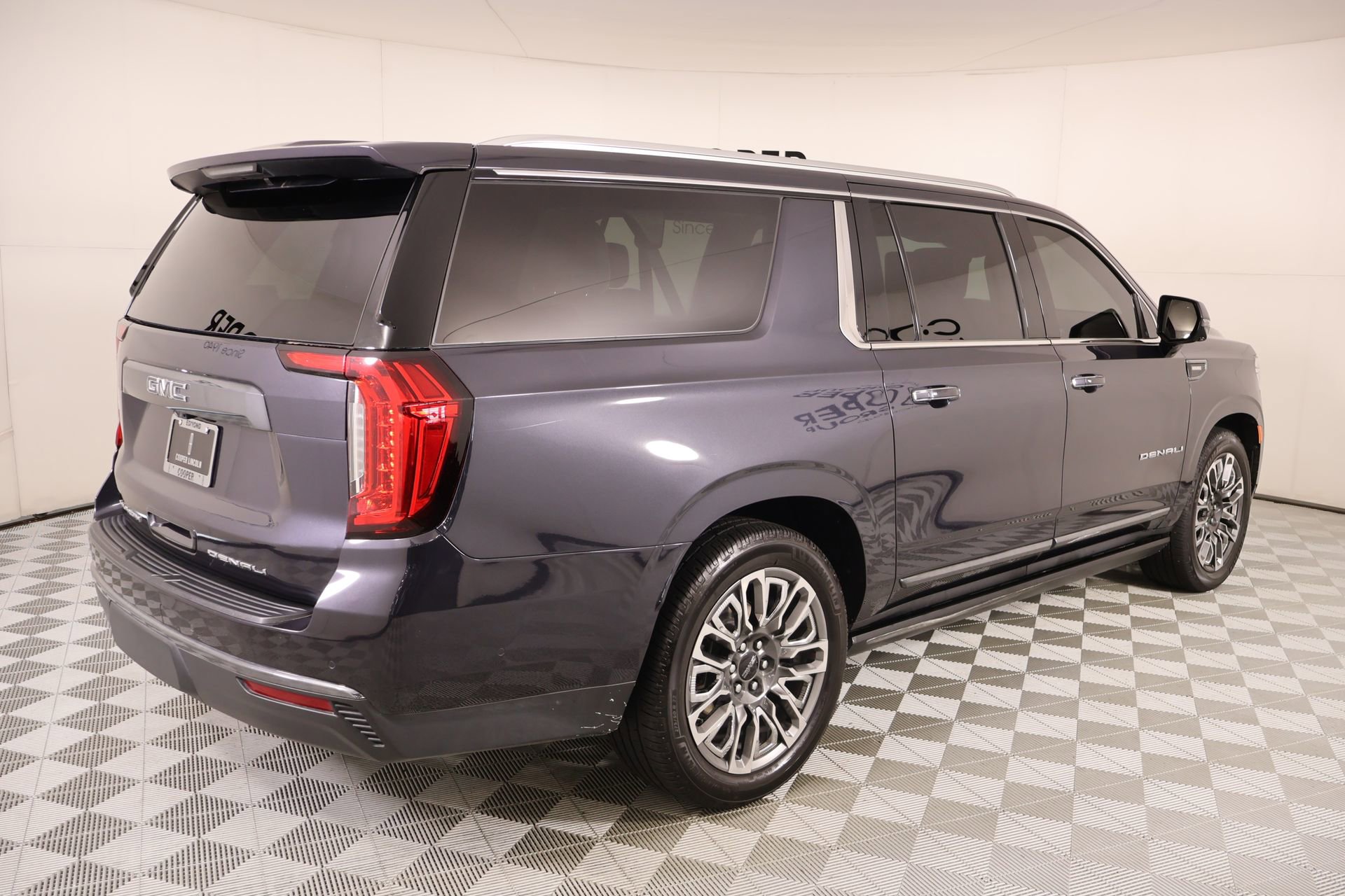 Used 2023 GMC Yukon XL Denali Ultimate AWD/4WD image 23