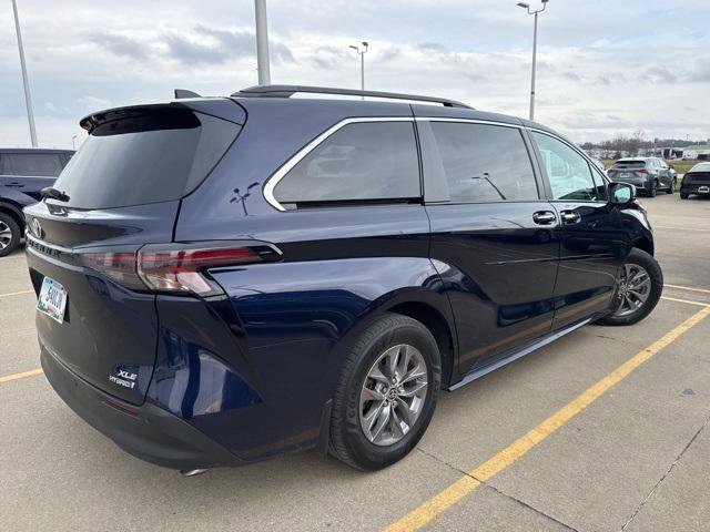 Certified 2023 Toyota Sienna XLE image 10