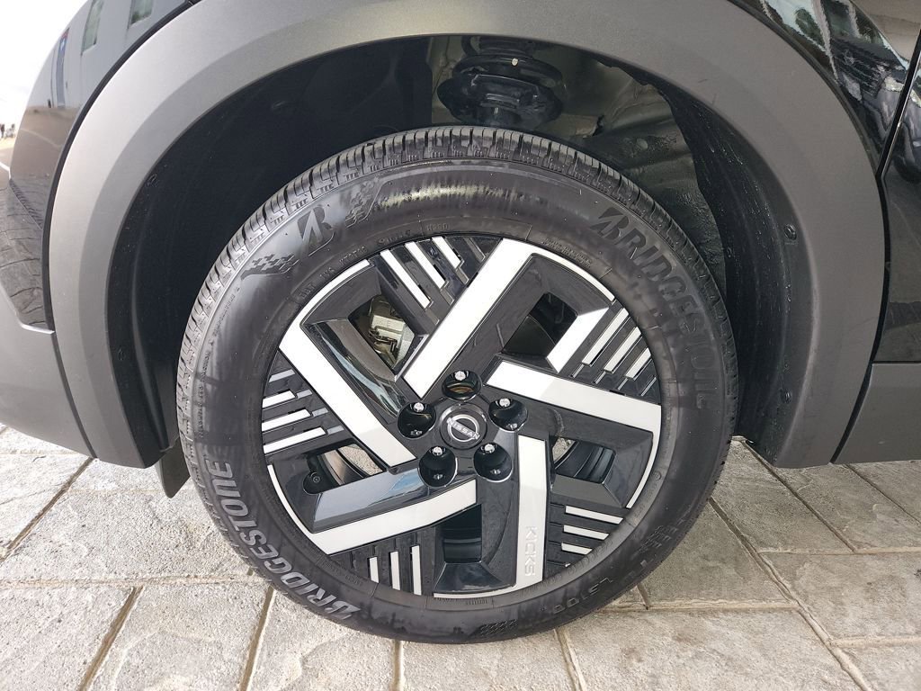 Used 2025 Nissan Kicks SV image 29