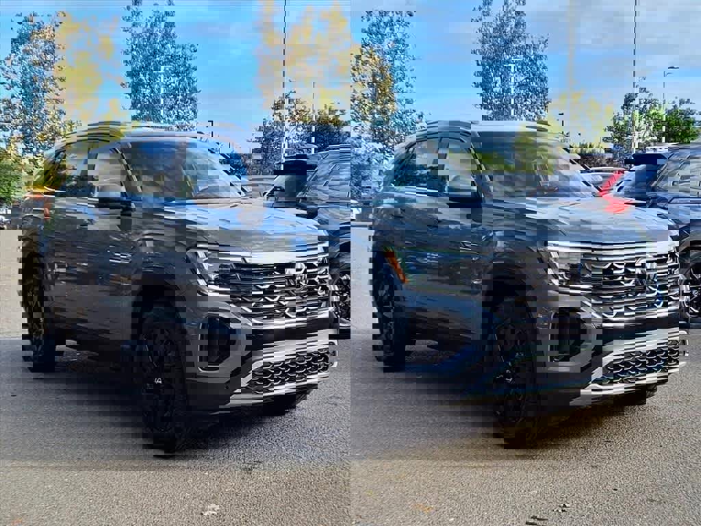 Used 2024 Volkswagen Atlas Cross Sport SE image 3