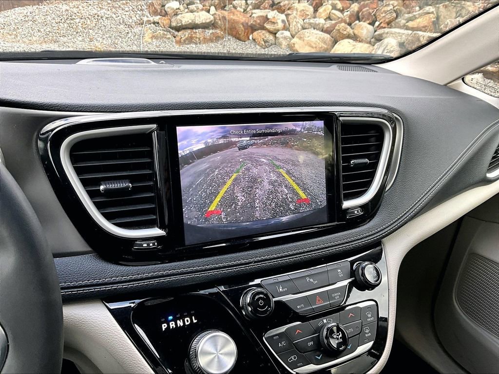 Used 2023 Chrysler Pacifica Touring-L image 19