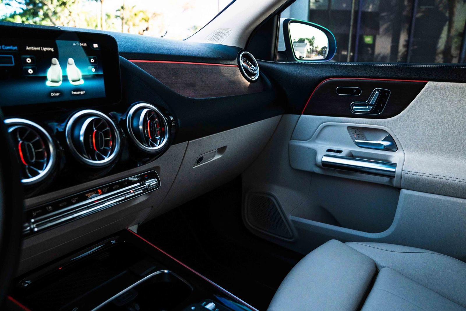 Used 2022 Mercedes-Benz GLA 250 4MATIC w/ Premium Package image 48