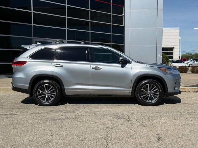 Used 2018 Toyota Highlander XLE AWD/4WD image 2