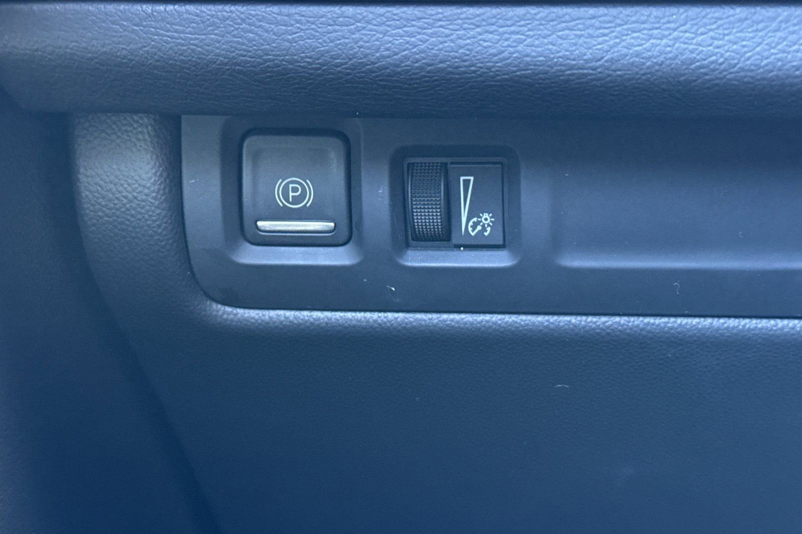 Used 2025 Cadillac XT4 Premium Luxury image 39