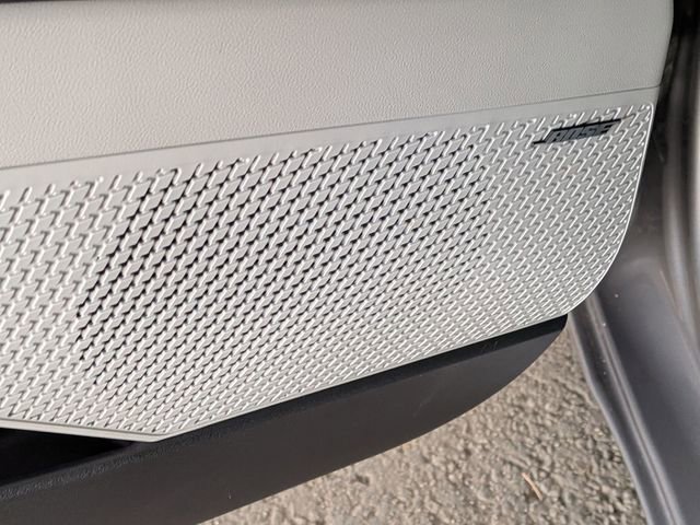 Used 2025 Hyundai Elantra Limited image 10