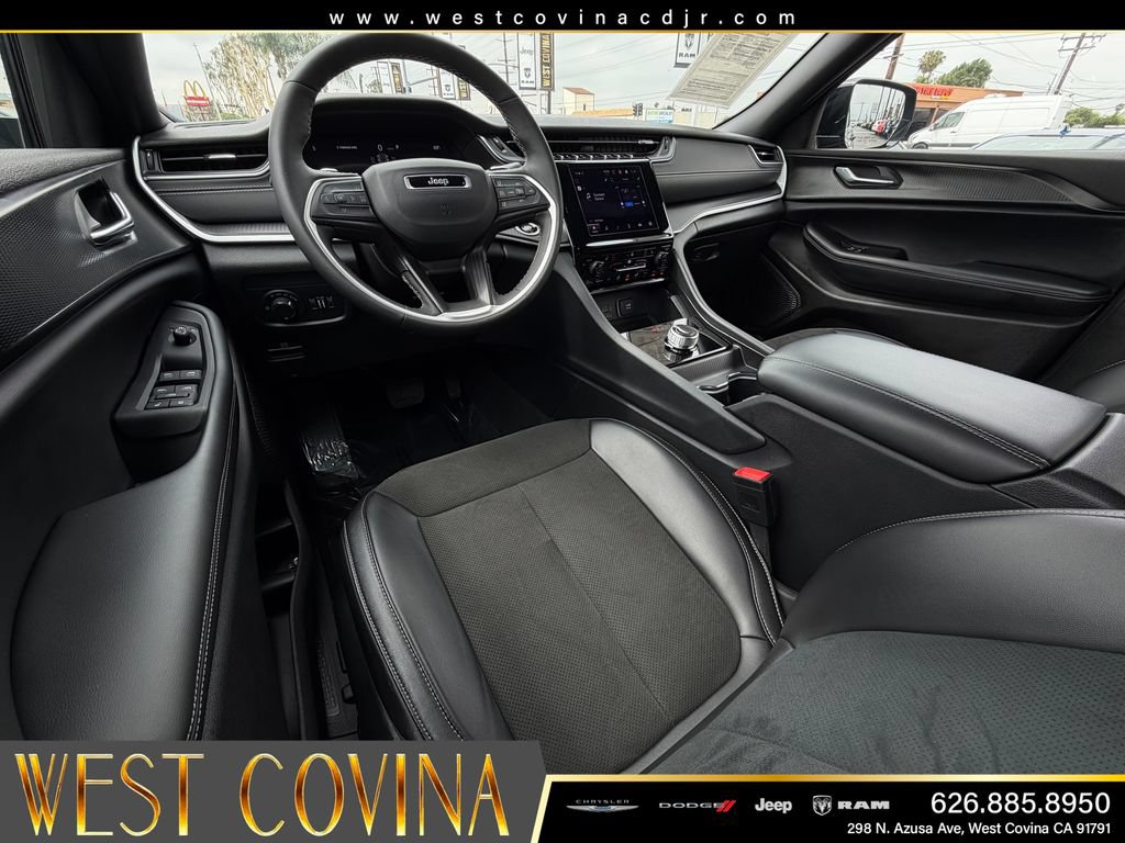 Used 2025 Jeep Grand Cherokee Altitude RWD image 28