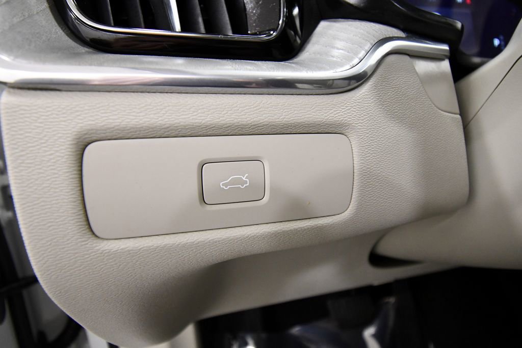 Used 2024 Volvo XC60 B5 Plus w/ Protection Package Premier AWD/4WD image 19