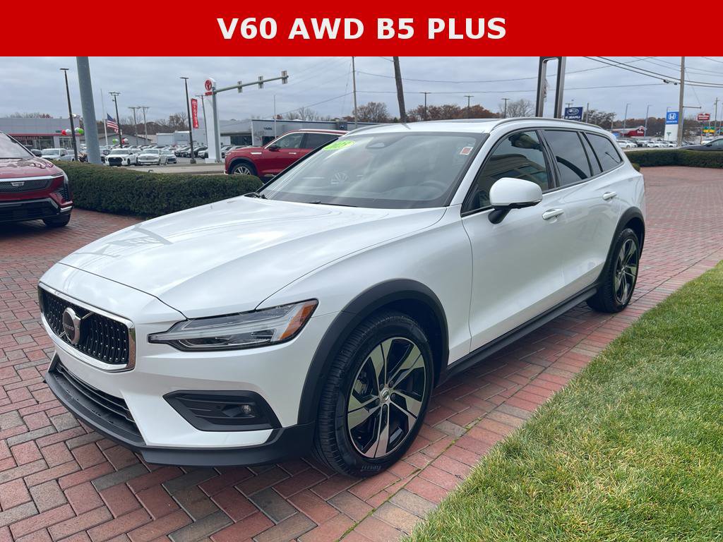 Used 2025 Volvo V60 B5 Cross Country Plus image 1