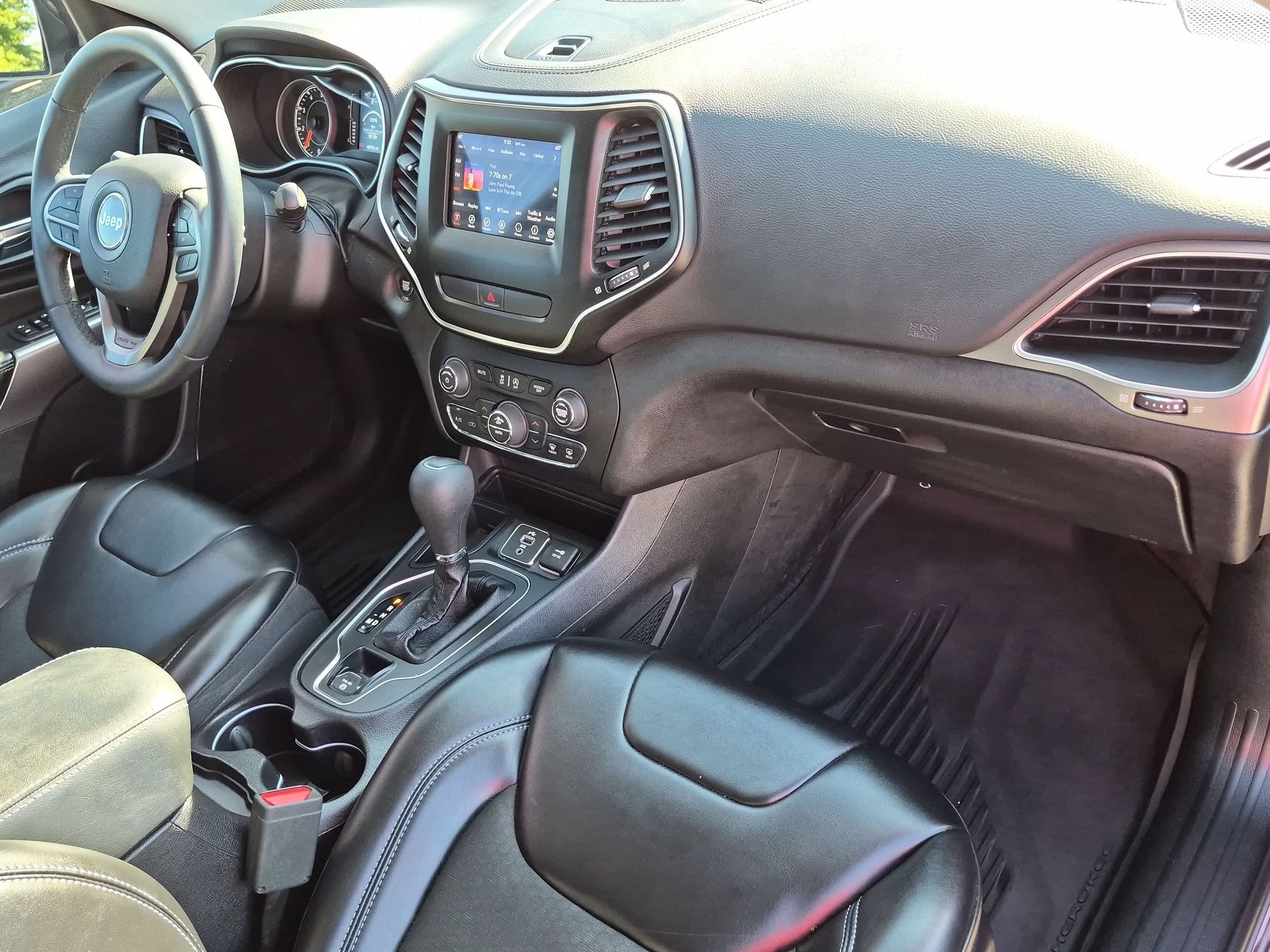 Used 2019 Jeep Cherokee Latitude Plus w/ Comfort/Convenience Group FWD image 36