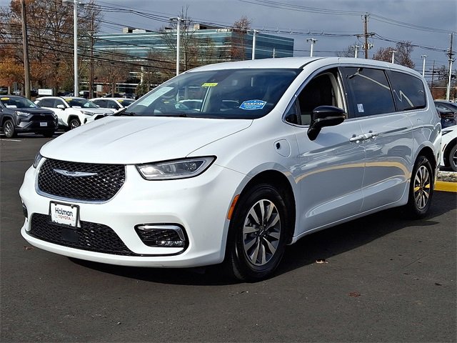 Used 2024 Chrysler Pacifica Select image 4