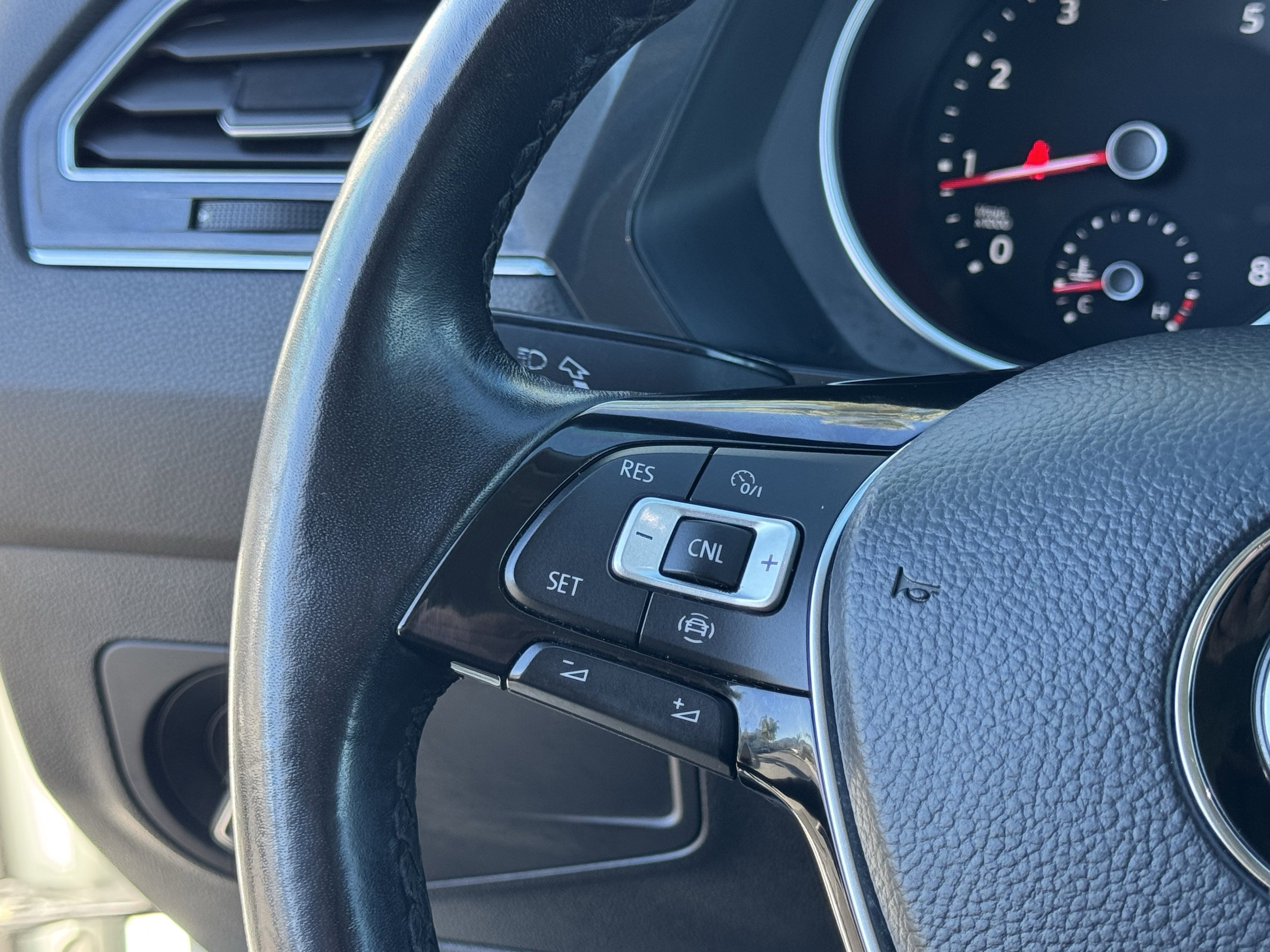 Certified 2019 Volkswagen Tiguan SE w/ Panoramic Sunroof Package image 21