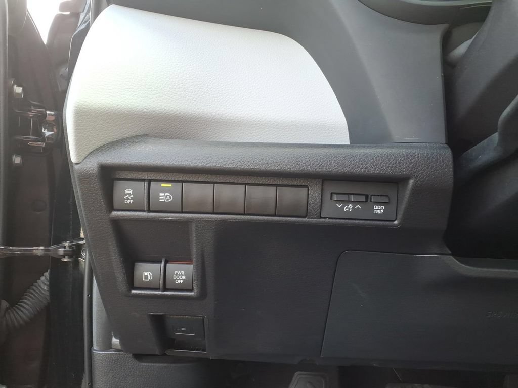 Used 2025 Toyota Sienna XLE FWD image 21