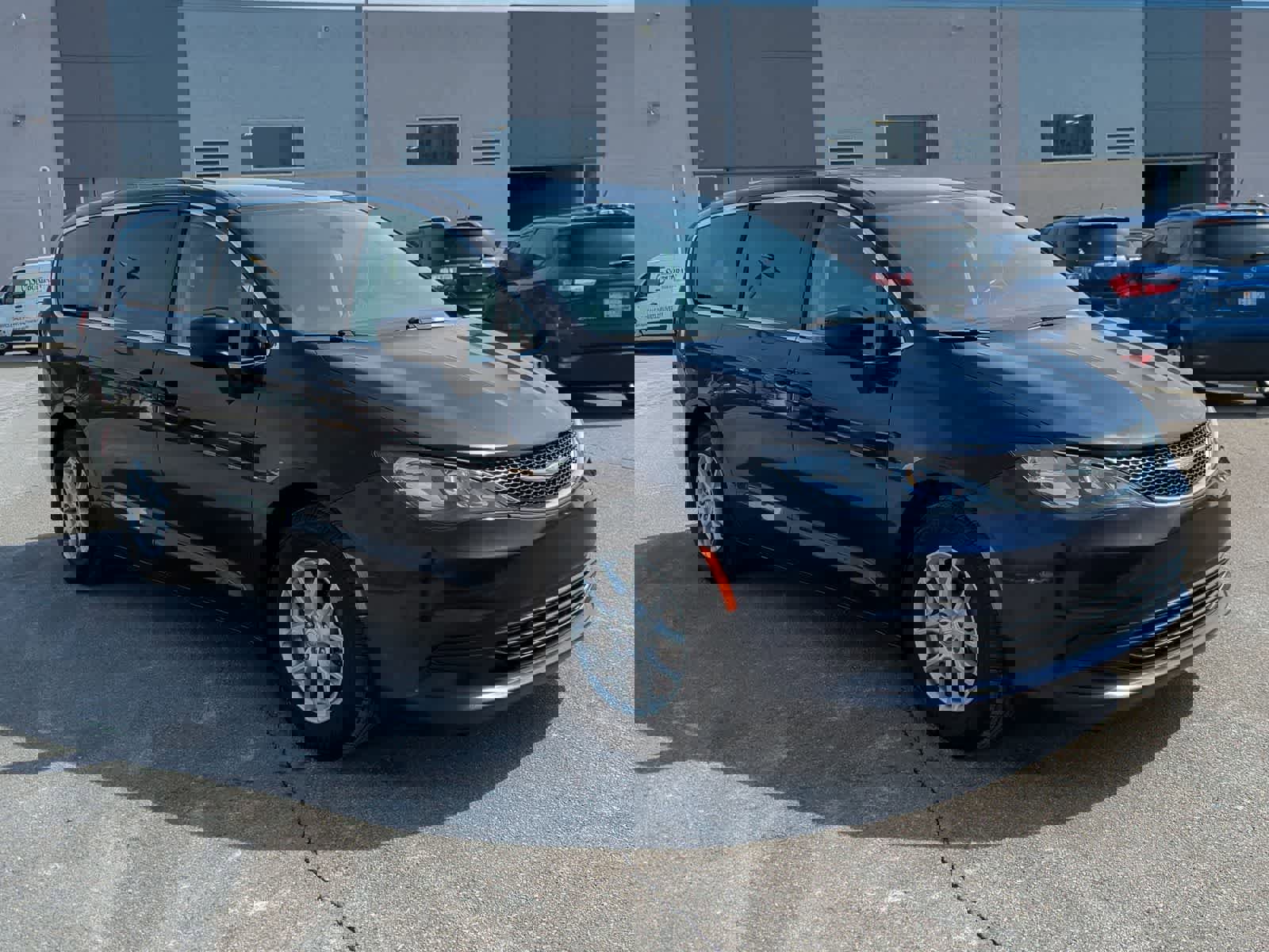 Used 2017 Chrysler Pacifica LX image 2