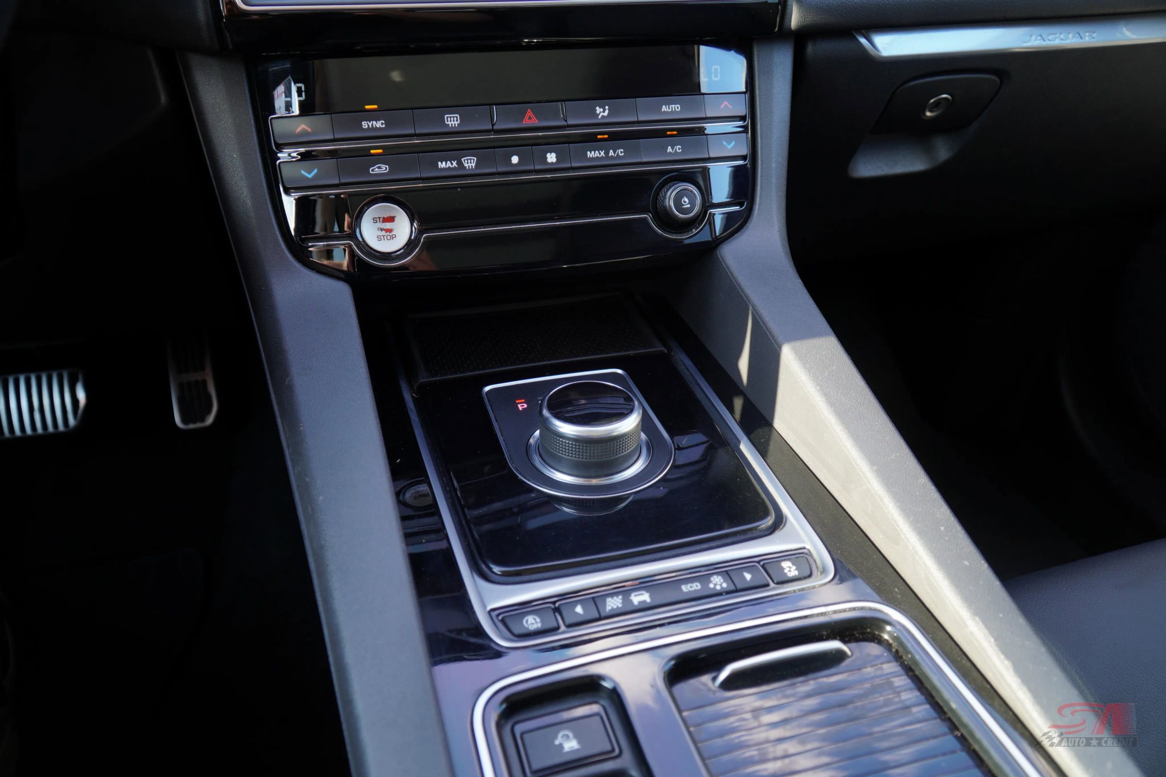 Used 2019 Jaguar F-PACE Premium image 30