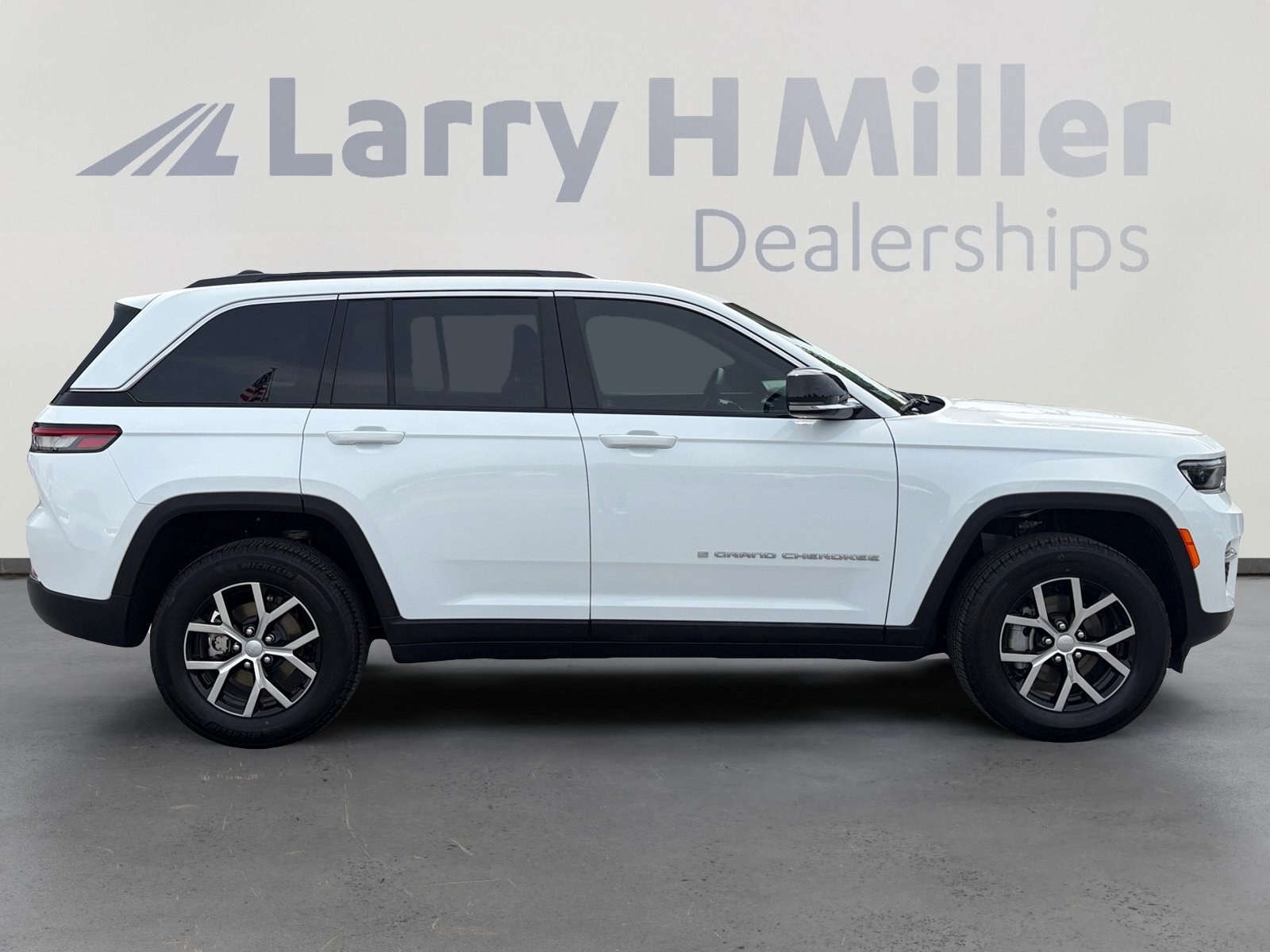 Used 2025 Jeep Grand Cherokee Limited w/ Trailer Tow Package image 6