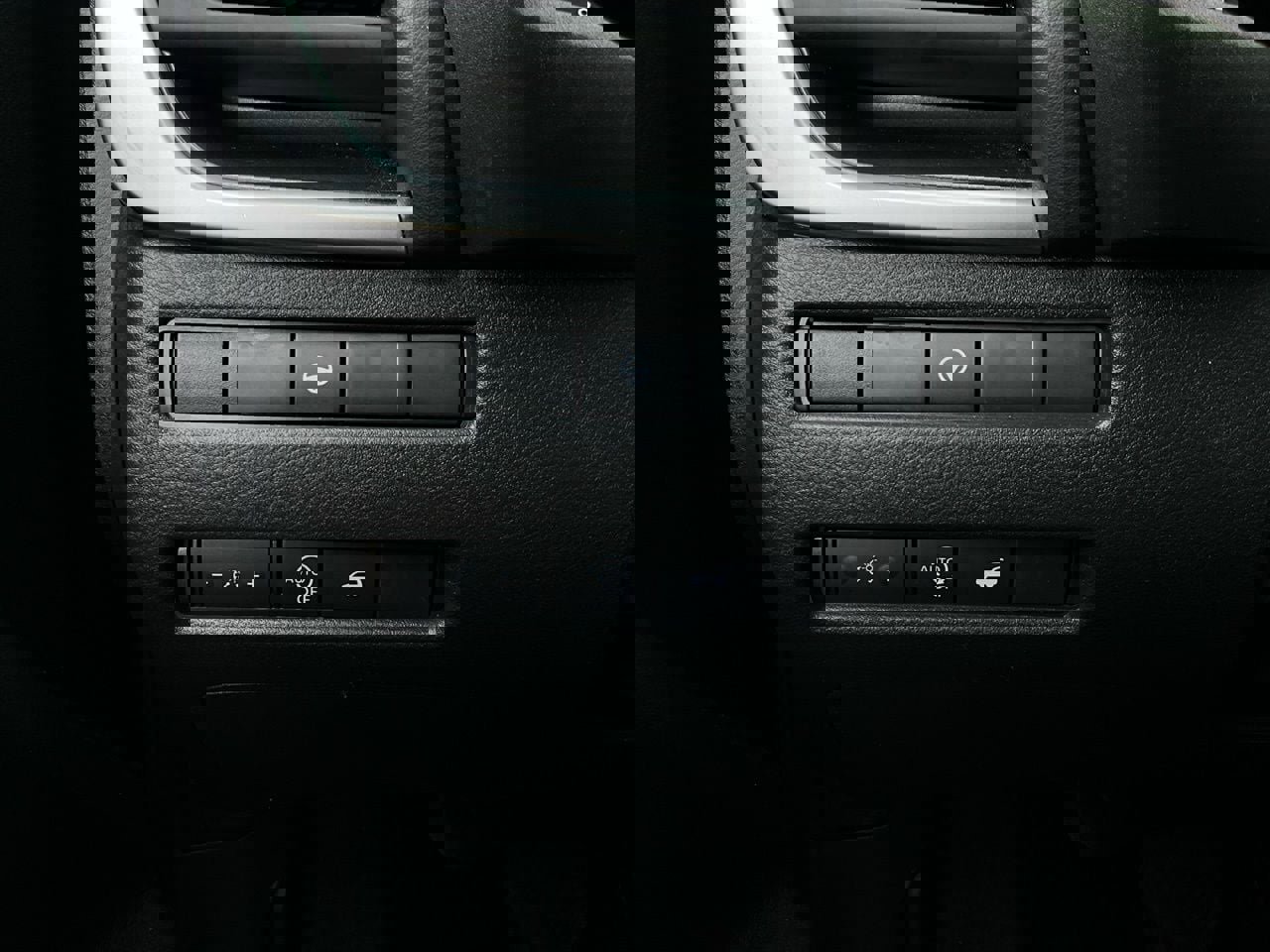 Used 2025 Nissan Rogue SV image 21