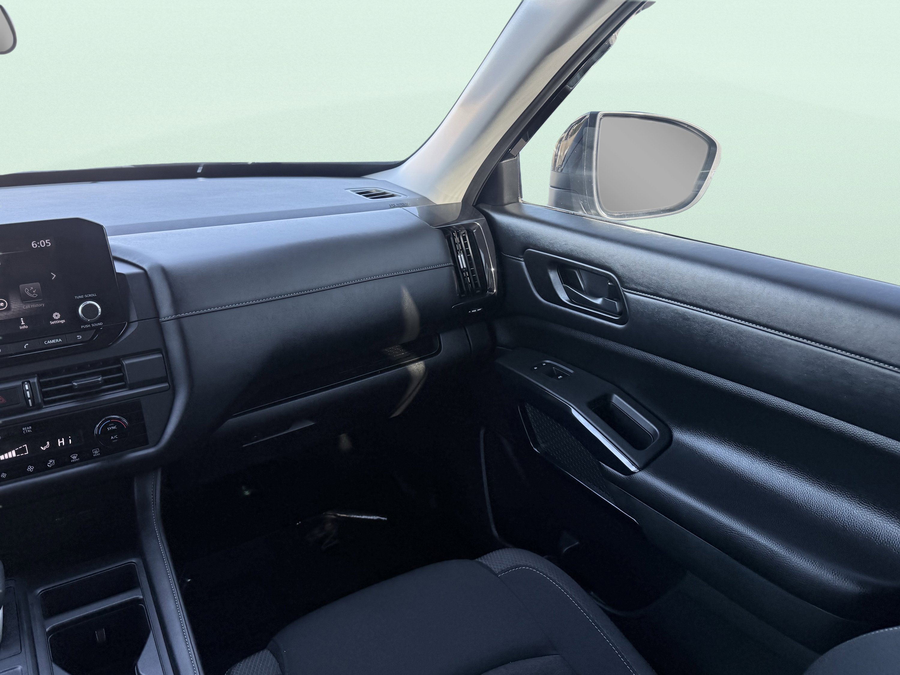 Used 2025 Nissan Pathfinder S image 54