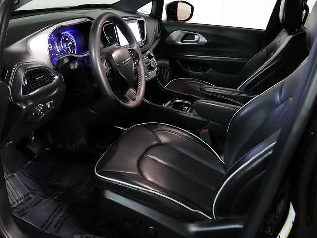 Used 2025 Chrysler Pacifica Limited FWD image 13