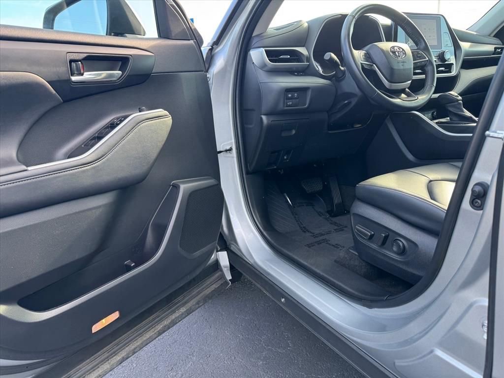 Used 2023 Toyota Highlander XLE image 15