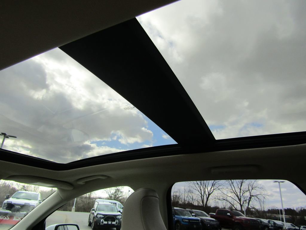 Used 2024 Ford Edge Titanium w/ Equipment Group 301A AWD/4WD image 16